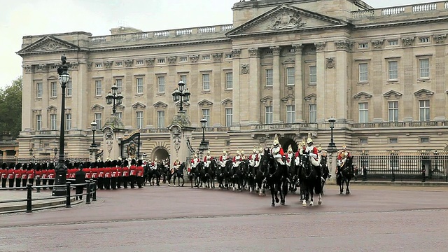 英国伦敦，白金汉宫，皇家骑兵视频素材