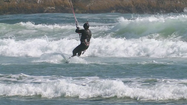 MS ZO风筝冲浪者准备在环太平洋国家公园/托菲诺，不列颠哥伦比亚省，加拿大视频下载