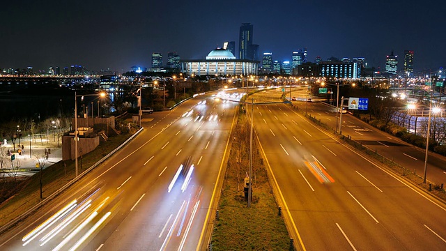 韩国首尔，Yeouido商业区，国会后面高速公路上的交通视频素材