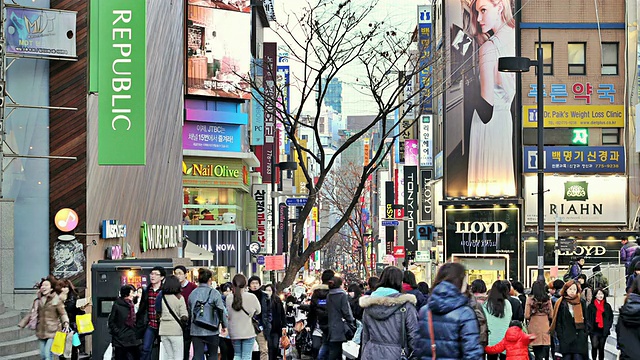 人们在韩国明洞购物区漫步视频素材