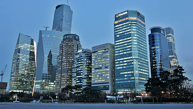 MS T/L拍摄韩国Yeouido商业区的Yeouido广场和建筑视频素材