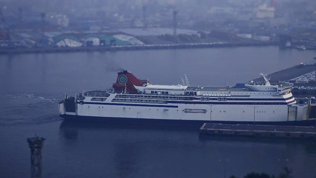 进入仁川港的船只的WS T/L镜头/韩国仁川视频素材