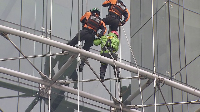 韩国仁川，MS TS消防员从建筑物上被击退后进行救援视频下载