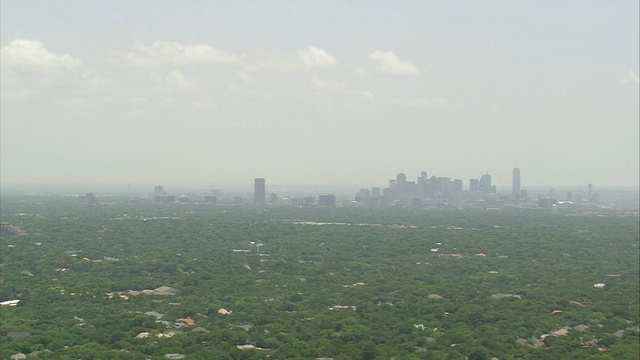 美国德克萨斯州达拉斯市中心，树木环绕的空中摩天大楼视频素材