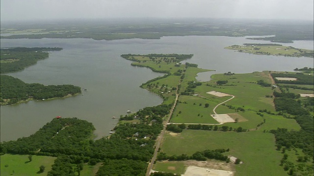 WS AERIAL PAN ZO拍摄的石油钻井平台周围的树河/德克萨斯州，美国视频素材
