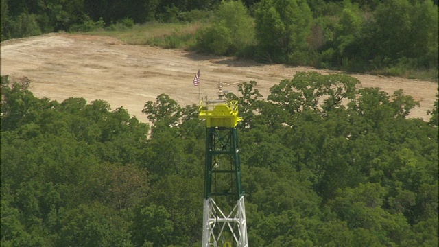 美国德克萨斯州石油钻井平台顶部的MS航拍视频素材
