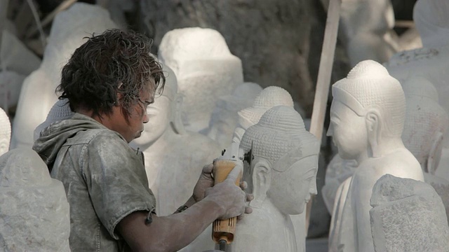 缅甸曼德勒的石雕区，一名石匠正在雕刻大理石佛像视频素材