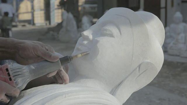 一名石匠在曼德勒石雕区雕刻大理石佛像/曼德勒，缅甸视频素材