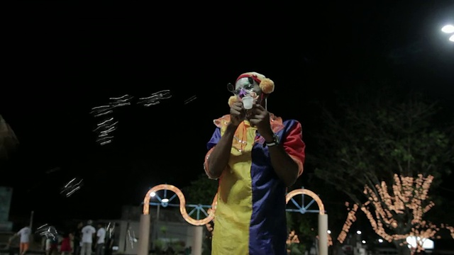 小丑在晚上视频下载