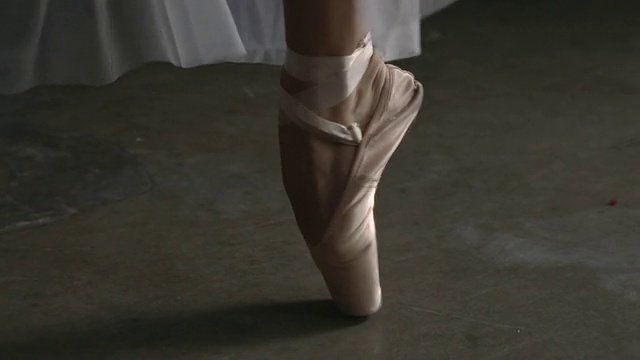 芭蕾舞者的脚尖和脚尖旋转视频素材