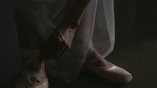 芭蕾舞者调整她的尖头鞋视频下载