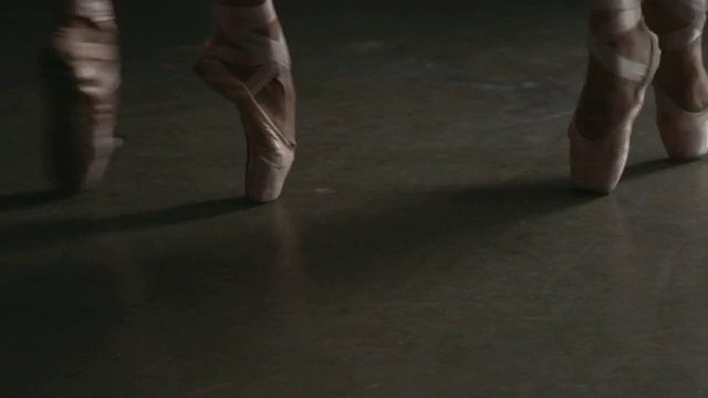 三个芭蕾舞者的点鞋表演的特写deboulÃ©视频素材
