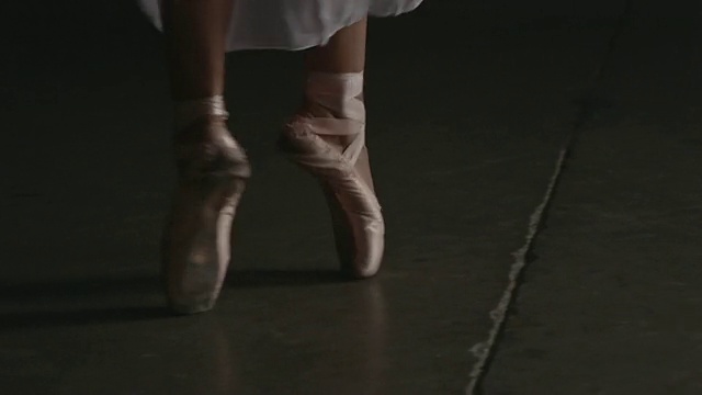 三个芭蕾舞者的点鞋表演的特写deboulÃ©视频素材