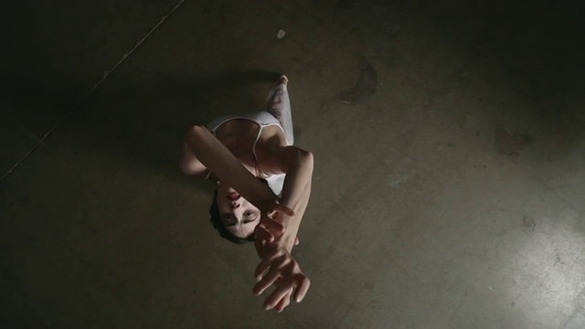 上面的观点芭蕾舞者的尖和移动的手臂视频下载