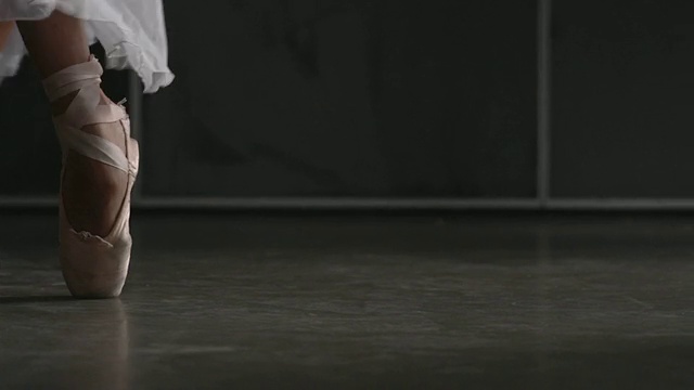 近距离的芭蕾舞女演员的鞋尖视频素材