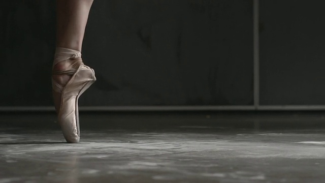 女芭蕾舞演员的鞋子表演的特写brisÃ©，Ã©chappÃ©，跳跃表演视频素材