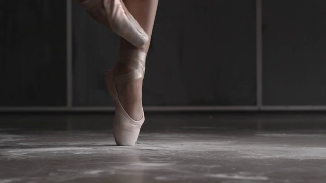 女芭蕾舞演员的鞋子表演的特写brisÃ©，Ã©chappÃ©，跳跃表演视频下载