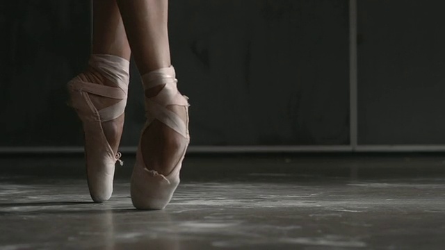 女芭蕾舞演员的鞋子表演的特写brisÃ©，Ã©chappÃ©，跳跃表演视频素材