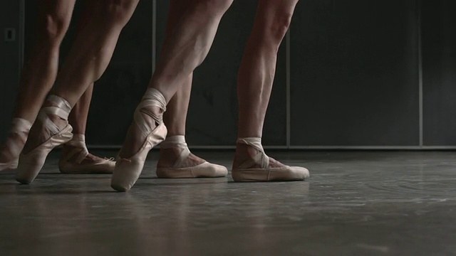 三个芭蕾舞者的脚在尖头鞋中一起移动视频素材