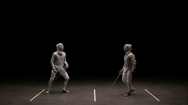 两名男子击剑与epees，推进箭步与touchÃ©视频下载