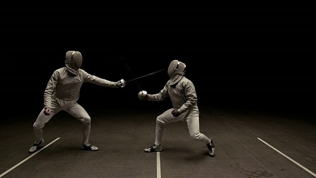 击剑者通过低头避免接触touchÃ©视频下载