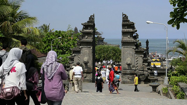 游客和朝圣者在岩岛的塔纳Lot寺庙/塔纳Lot，印度尼西亚巴厘岛视频下载