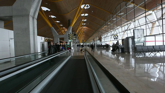 MS POV在马德里机场的自动扶梯上行走的人们，西班牙视频素材