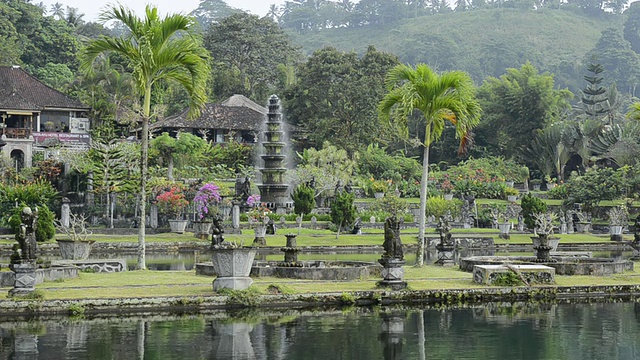 MS拍摄于水宫花园的皇家浴池/提塔甘加，印度尼西亚巴厘岛视频素材