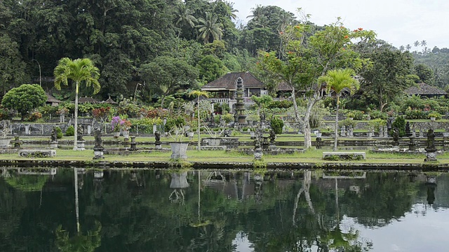 MS拍摄于水宫花园的皇家浴池/提塔甘加，印度尼西亚巴厘岛视频素材