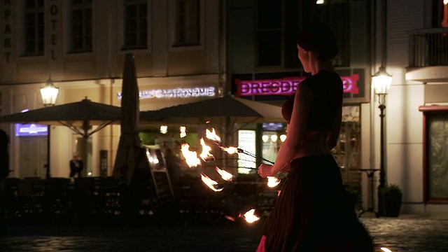 德国萨克森，德累斯顿，晚上在街上跳舞的消防女舞者视频素材