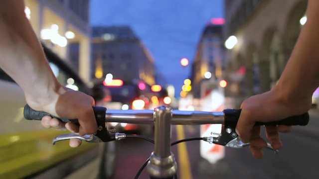 德国柏林，晚上骑自行车的人视频下载