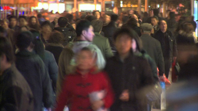 中度静电干扰，通勤者挤在市中心的人行道上。/中国视频下载