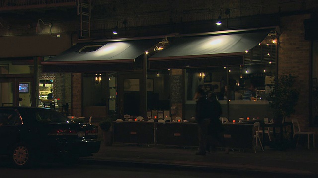 MS夜餐厅户外座位/纽约，纽约，美国视频素材