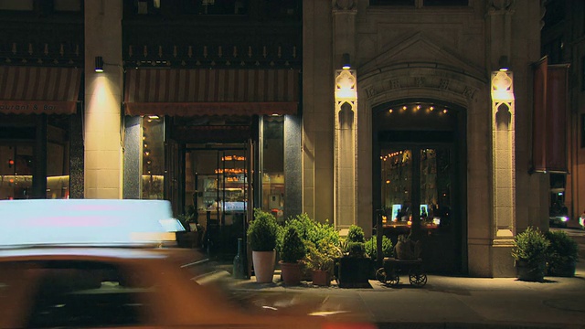 美国纽约，纽约，TU到大楼外的TS夜间大型餐厅视频素材