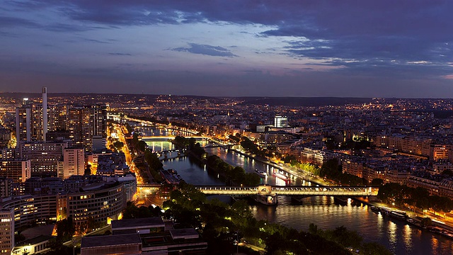 T/L WS高角度视图塞纳河和城市交通黄昏/巴黎，法国视频素材