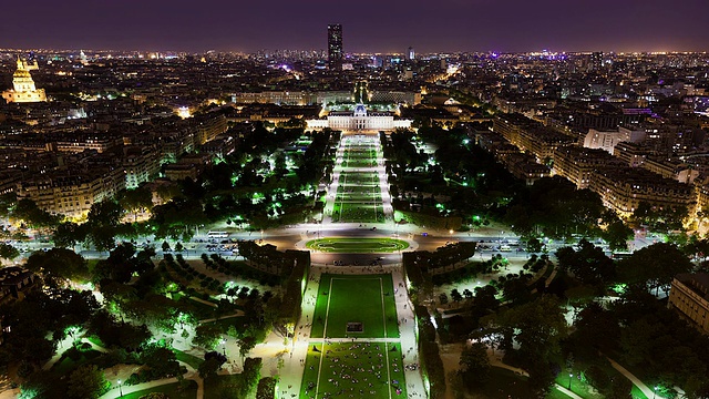 T/L WS高角度视角的战神广场在晚上/法国巴黎视频素材