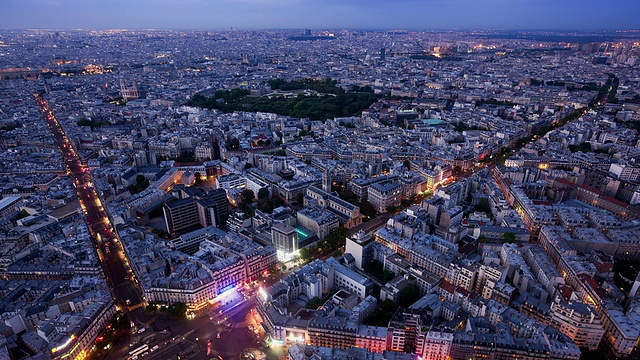 黄昏时从蒙帕纳斯山俯瞰巴黎的全景视频素材