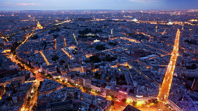 T/L WS从蒙帕纳斯山俯瞰日落时的巴黎全景视频素材