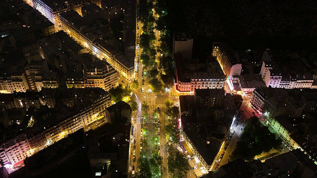 T/L LS夜间城市交通的高角度视图/法国巴黎视频素材