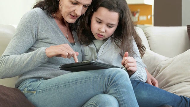 高清:母亲教女儿如何使用平板电脑视频素材
