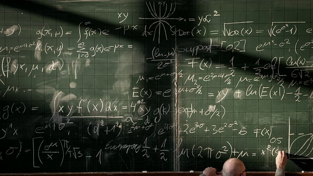 教授在黑板上写字(延时)视频下载