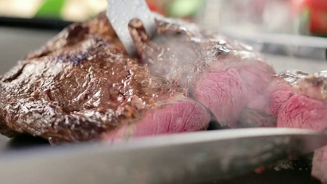在电烤架上切肉视频下载