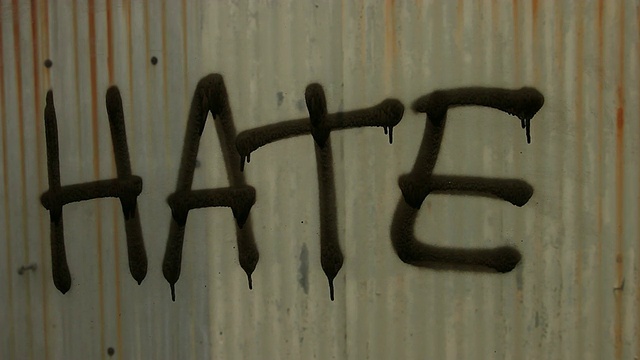 在玻璃上涂鸦“仇恨”视频下载