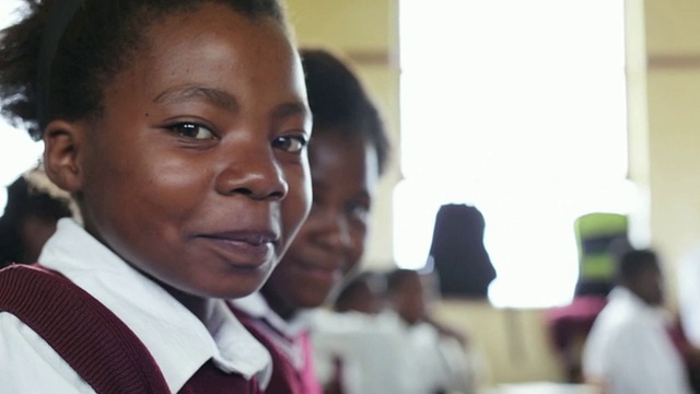 年轻的非洲女学生的肖像视频素材