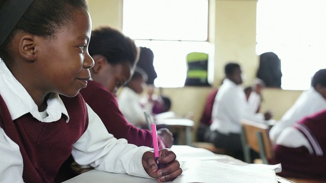 年轻的非洲女学生的肖像视频下载