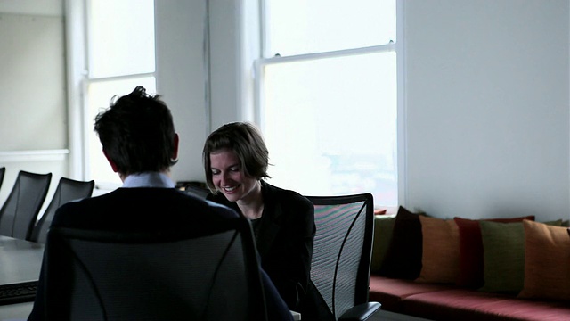 美国华盛顿州西雅图，女商人和女商人在办公室会议桌上讨论视频素材