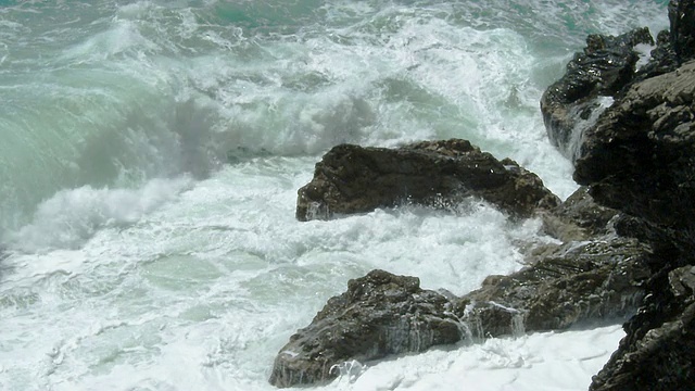 冲浪在岩石上SM 4视频素材