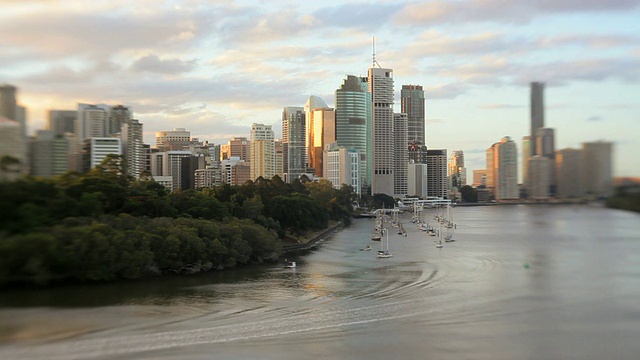 布里斯班河水上出租车与城市天际线，昆士兰，澳大利亚，南半球视频下载