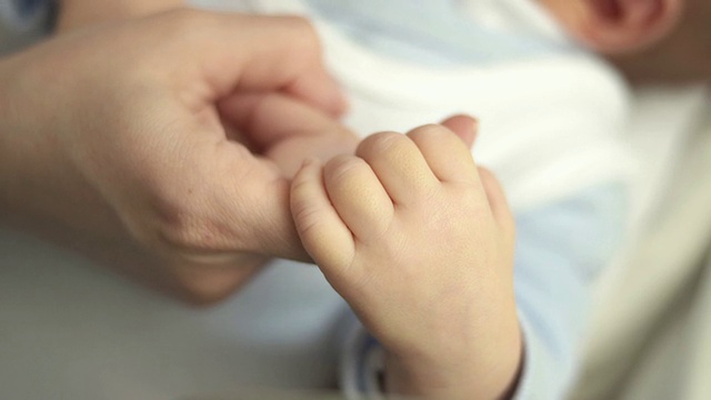 HD:新生儿抓住妈妈的手指视频素材