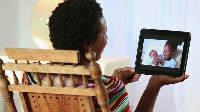 MS Woman在平板电脑上与女儿和婴儿视频聊天/里士满，弗吉尼亚州，美国视频素材